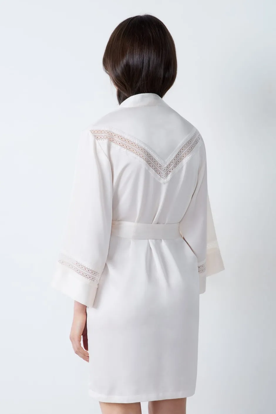 ETAM Batas|Batas Y Kimonos|Bata de satén con detalles de encaje CRUDO