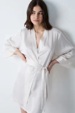 ETAM Batas|Batas Y Kimonos|Bata de satén con detalles de encaje CRUDO