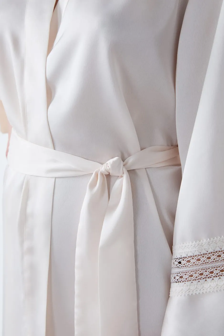 ETAM Batas|Batas Y Kimonos|Bata de satén con detalles de encaje CRUDO