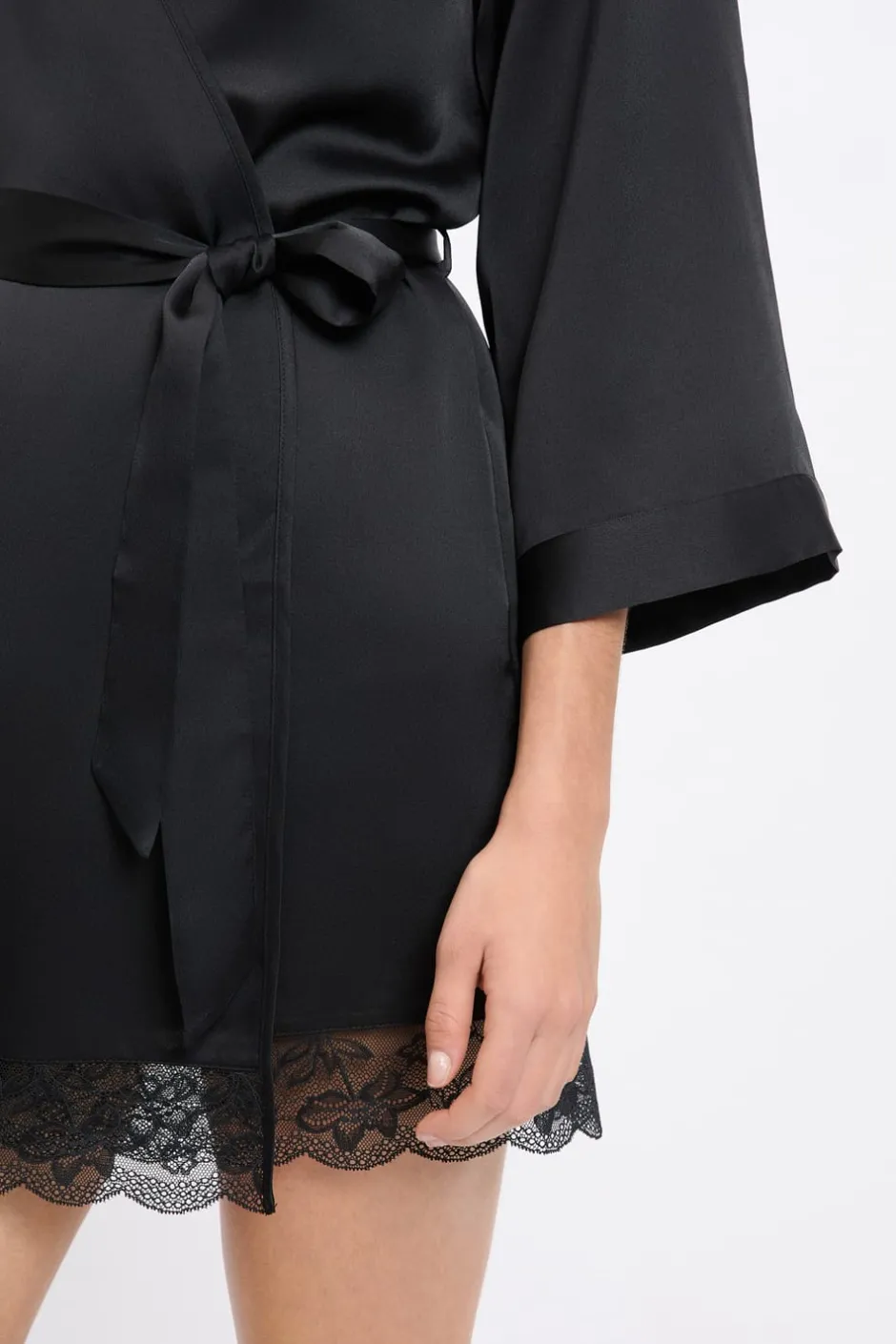 ETAM Batas|Batas Y Kimonos|Bata kimono satinada con detalles de encaje NEGRO