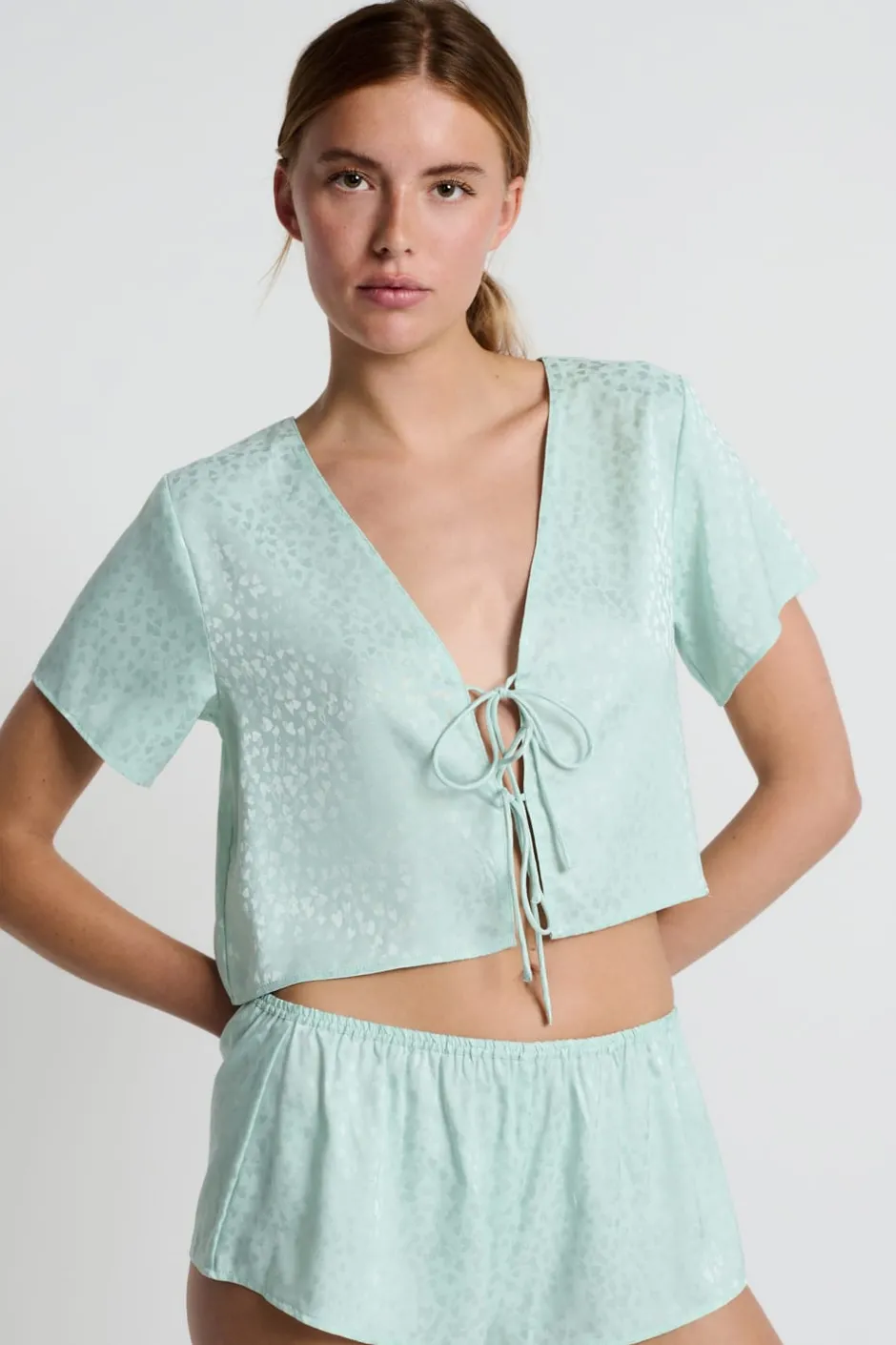 ETAM Partes De Arriba De Pijama|Blusa satinada de manga corta estampada con lazos CELADÓN