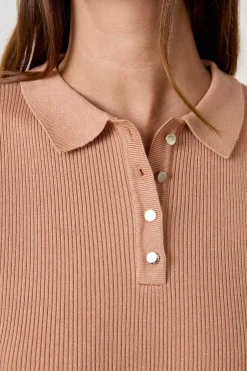 ETAM Manga Corta|Básicas|Camiseta acanalada de manga corta con cuello abotonado BEIGE