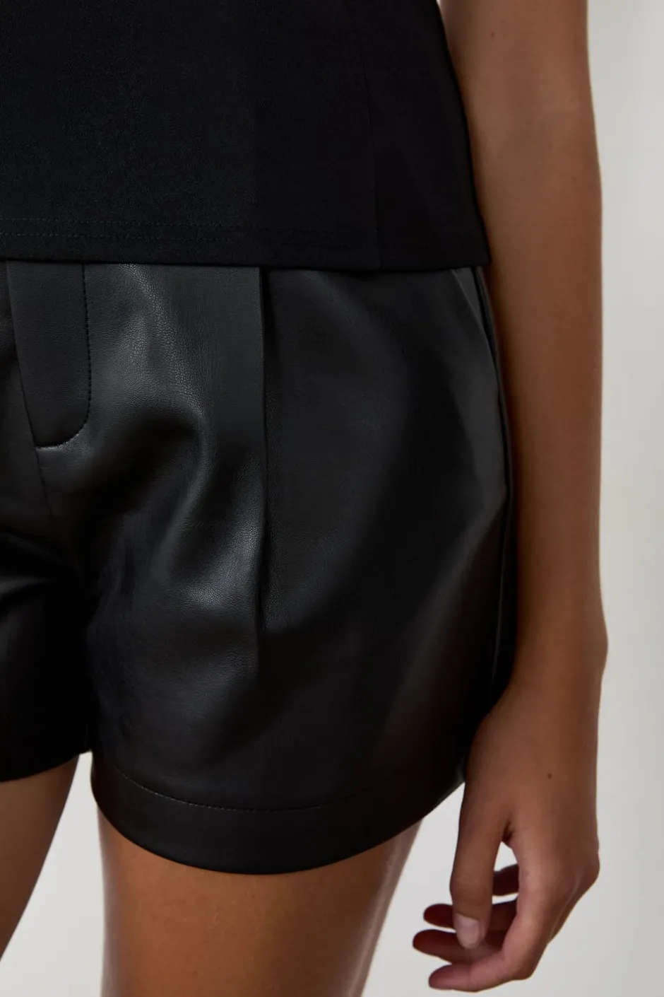 ETAM Shorts Lisos|Shorts|Pantalón corto efecto piel NEGRO