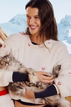 ETAM Los Pijamas Más Responsables|Pijamas Calentitos|Sudadera con estampado de corazones efecto polar CRUDO