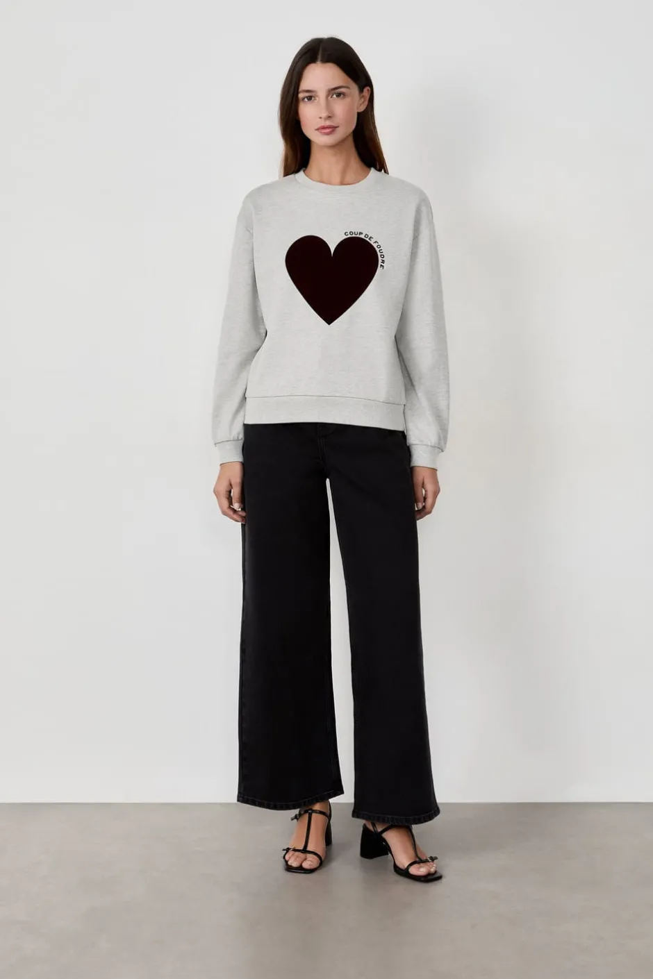 ETAM Básicos|Cuello Redondo|Sudadera estampada corazón GRIS