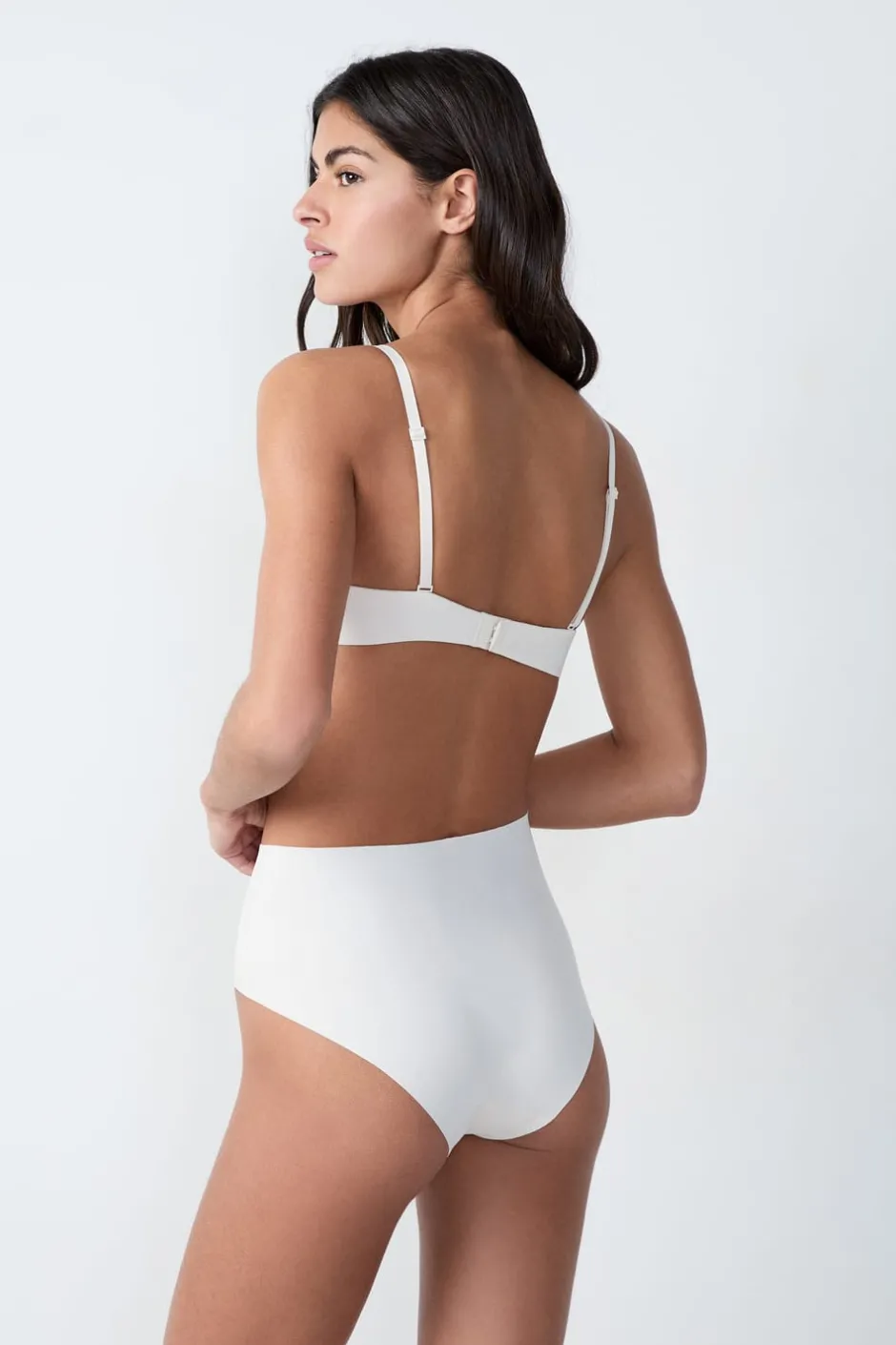 ETAM Sujetadores Invisibles|Sujetadores Deportivos·Sujetadores Invisibles|Sujetador Nº 4 - Sujetador de copas finas La modelo mide 1m80 y lleva una 90B.