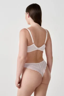 ETAM Push Up|Sujetadores Talla Grande: Copas D-G|Sujetador Nº 2 - Push up escote pronunciado La modelo mide 1m74 y lleva una 90B.