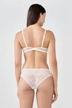 ETAM Lencería De Novia|Push Up|Sujetador Nº 2 - Push up escote pronunciado La modelo mide 1,73 m y lleva una 90B.
