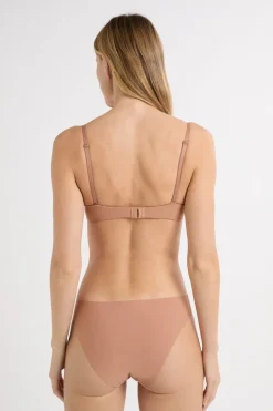 ETAM Sujetadores Invisibles|Sujetadores Deportivos·Sujetadores Invisibles|Sujetador Nº 2 - Push up escote pronunciado La modelo mide 1m74 y lleva una 90B.