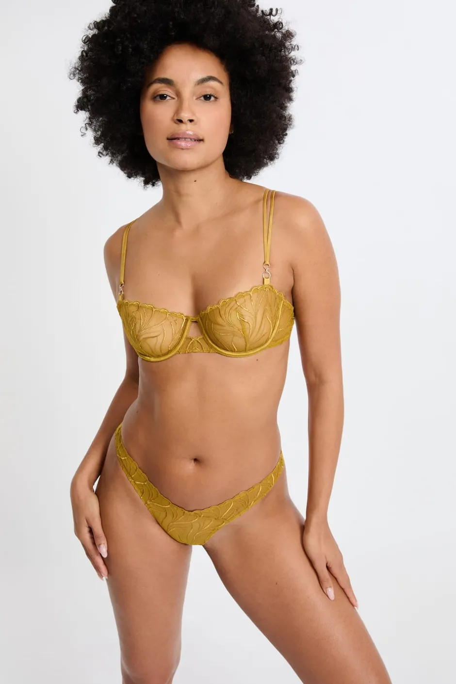 ETAM Tanga Brasileño|Tanga con bordado floral AMARILLO ÁCIDO
