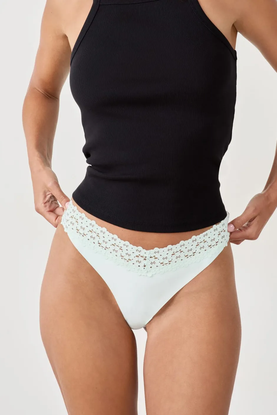 ETAM Tanga Brasileño|Tanga V-shape de microfibra y encaje ESMERALDA
