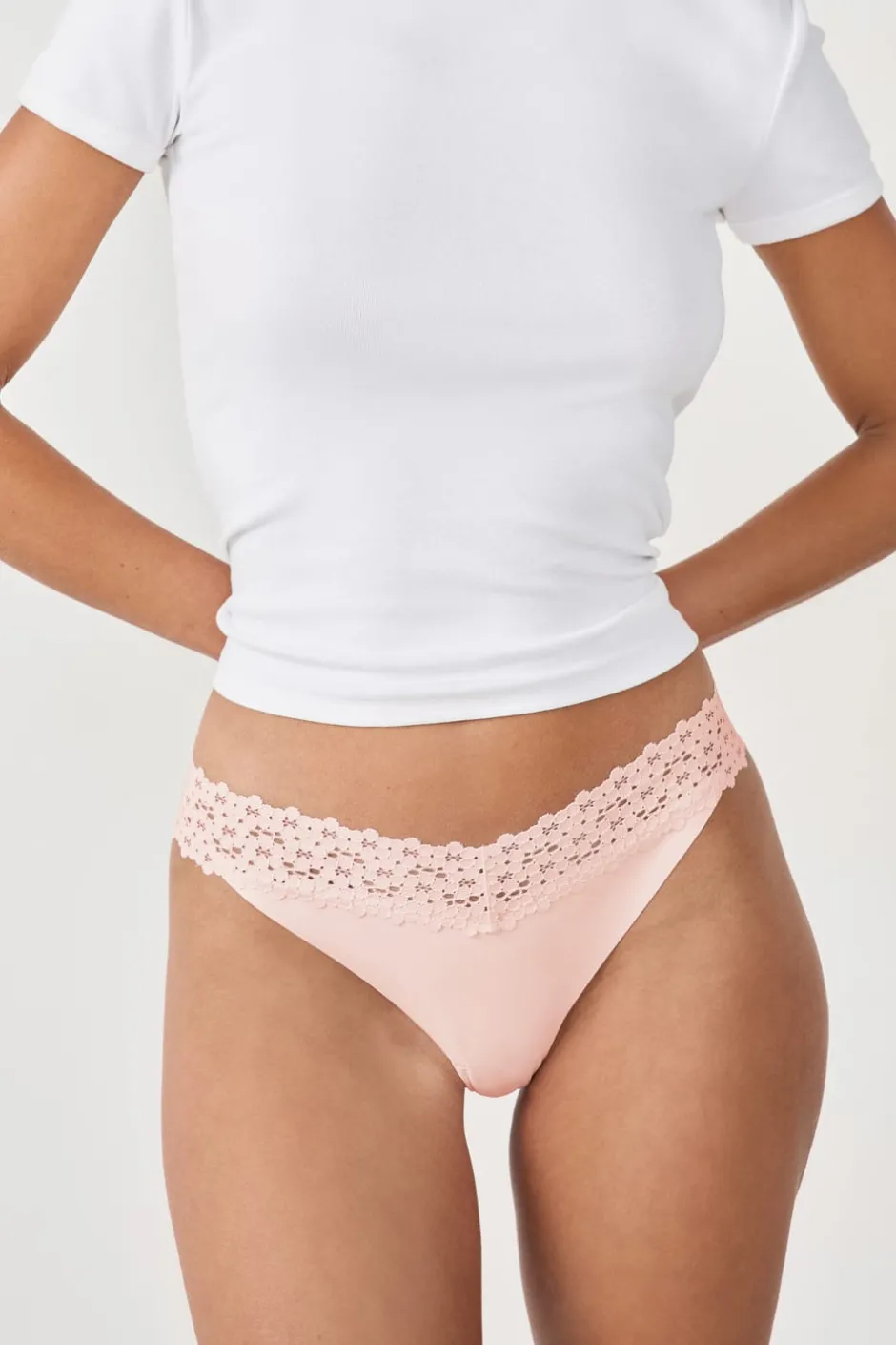 ETAM Tanga Brasileño|Tanga V-shape de microfibra y encaje ROSA