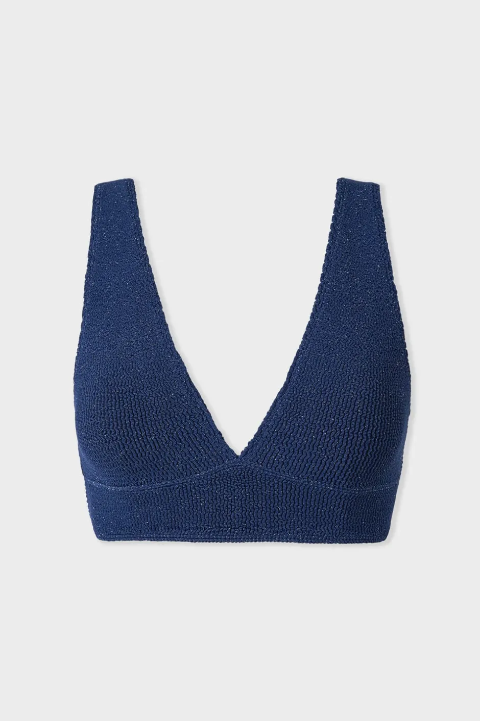 ETAM Triángulos|Top bikini triangular La modelo mide 1,68 m y lleva la talla única