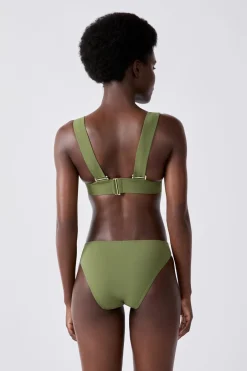 ETAM Triángulos|Top bikini triángulo La modelo mide 1,77 m y lleva una talla S