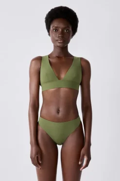 ETAM Triángulos|Top bikini triángulo La modelo mide 1,77 m y lleva una talla S