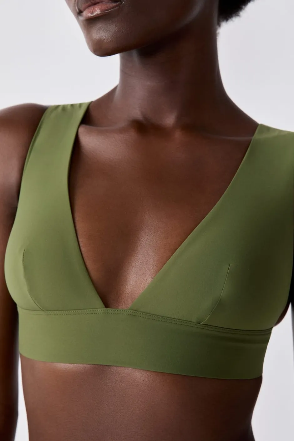 ETAM Triángulos|Top bikini triángulo La modelo mide 1,77 m y lleva una talla S
