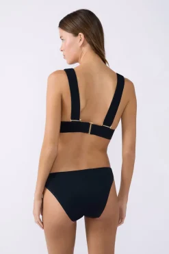 ETAM Triángulos|Top bikini triángulo La modelo mide 1,77 m y lleva una talla S