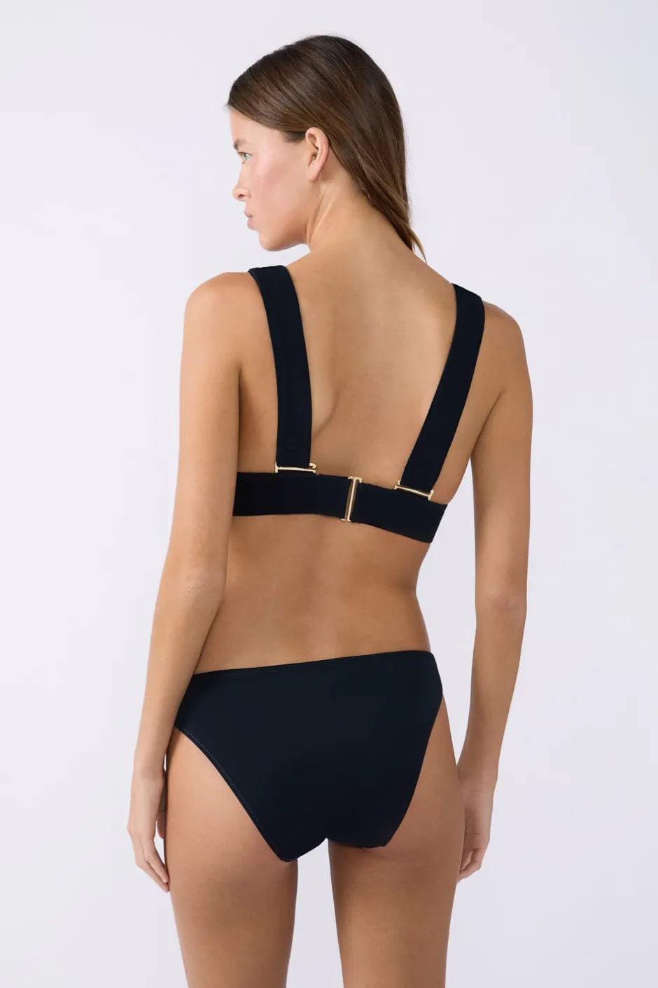 ETAM Triángulos|Top bikini triángulo La modelo mide 1,77 m y lleva una talla S