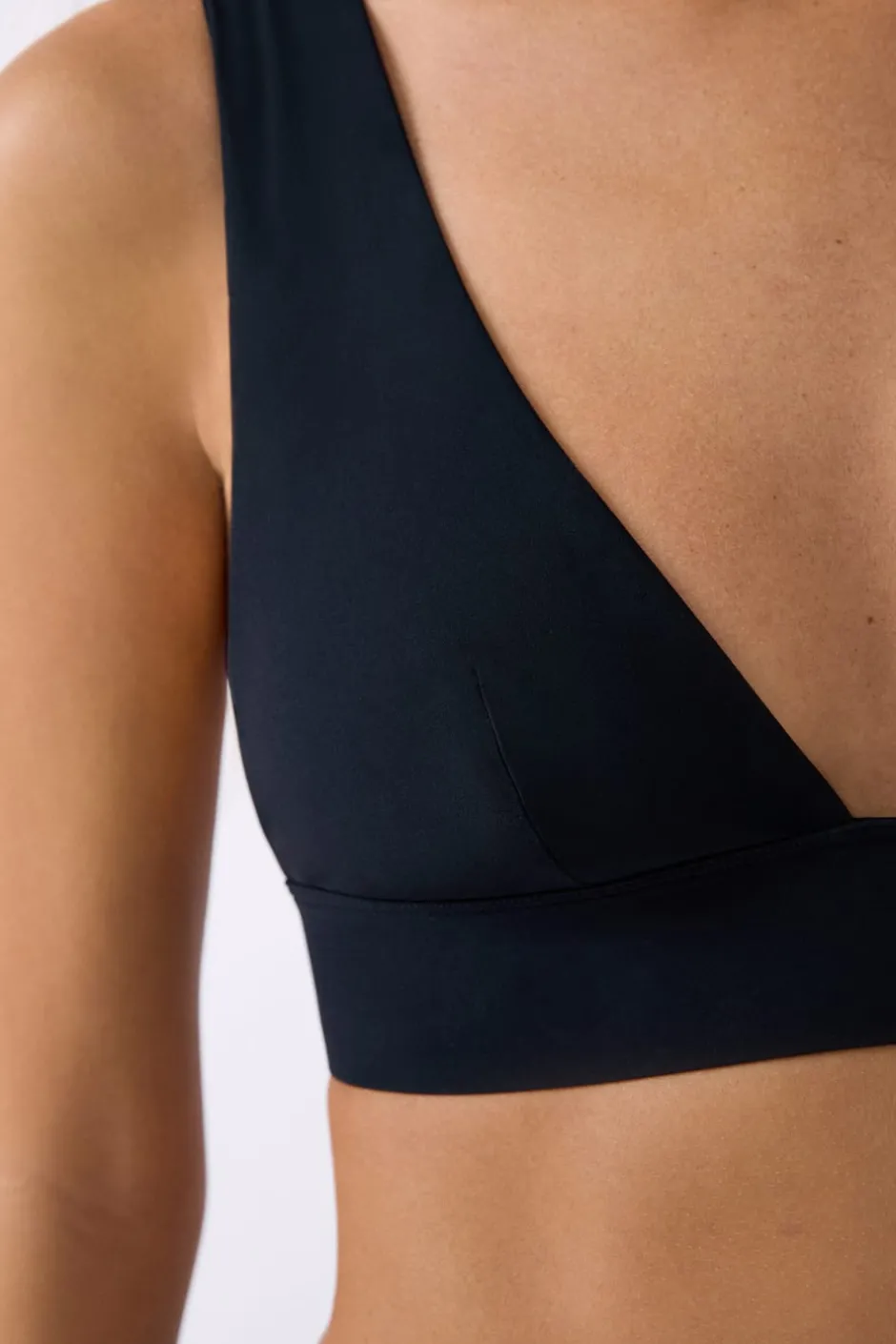 ETAM Triángulos|Top bikini triángulo La modelo mide 1,77 m y lleva una talla S
